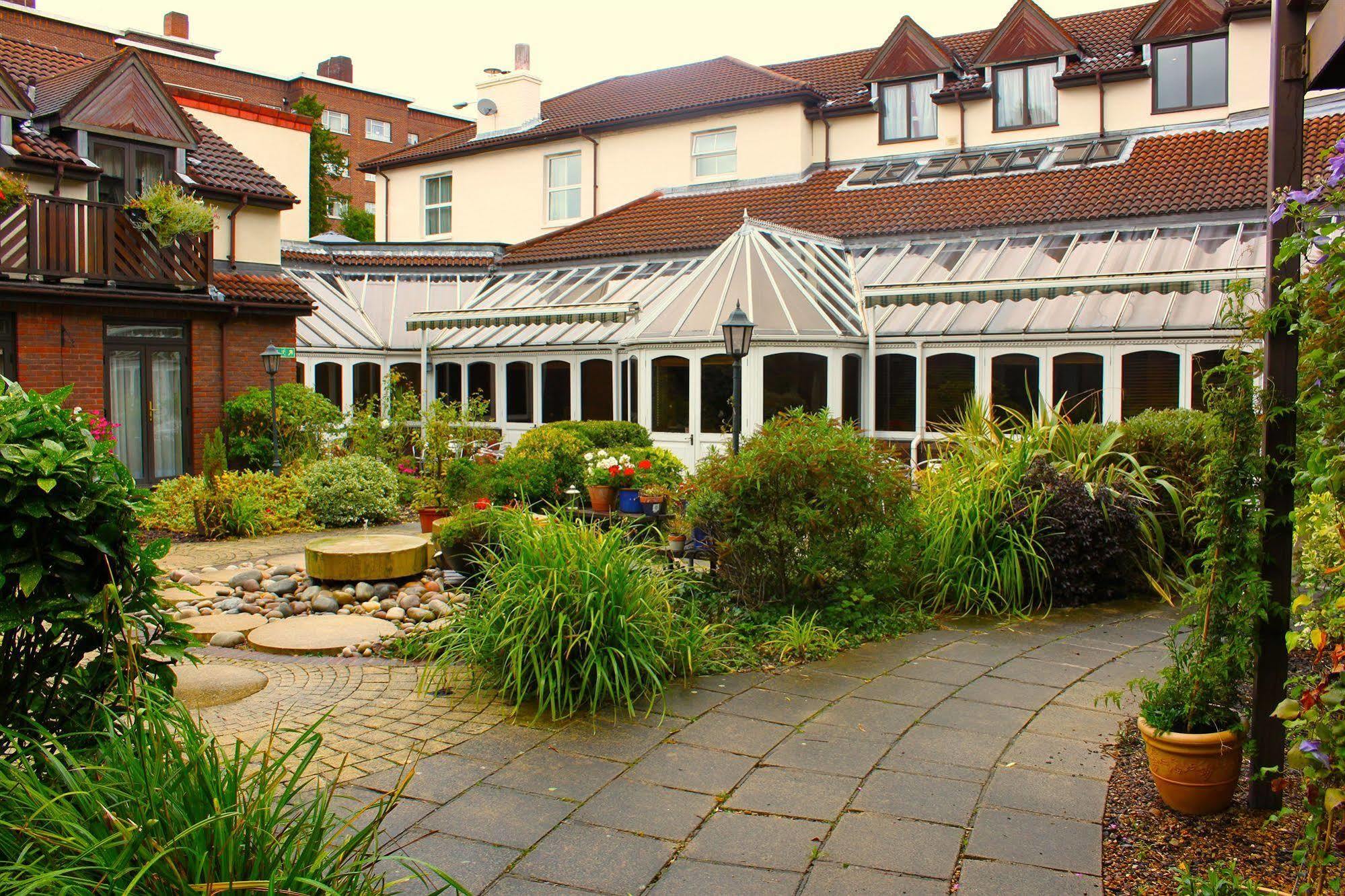 Kingston Lodge Hotel Kingston upon Thames  Eksteriør billede