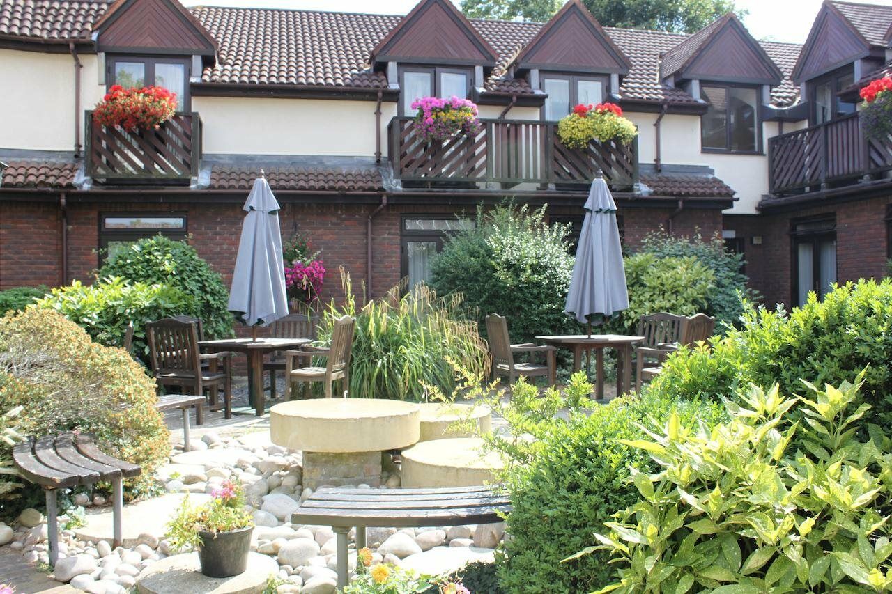 Kingston Lodge Hotel Kingston upon Thames  Eksteriør billede